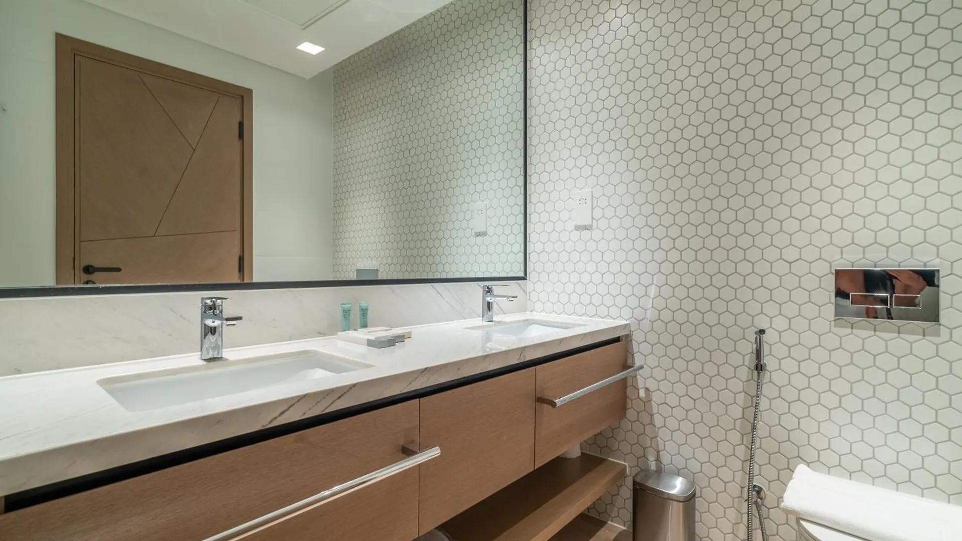 Luxury 2Br Flat In Palace Residence Dubai United Arab Emirates