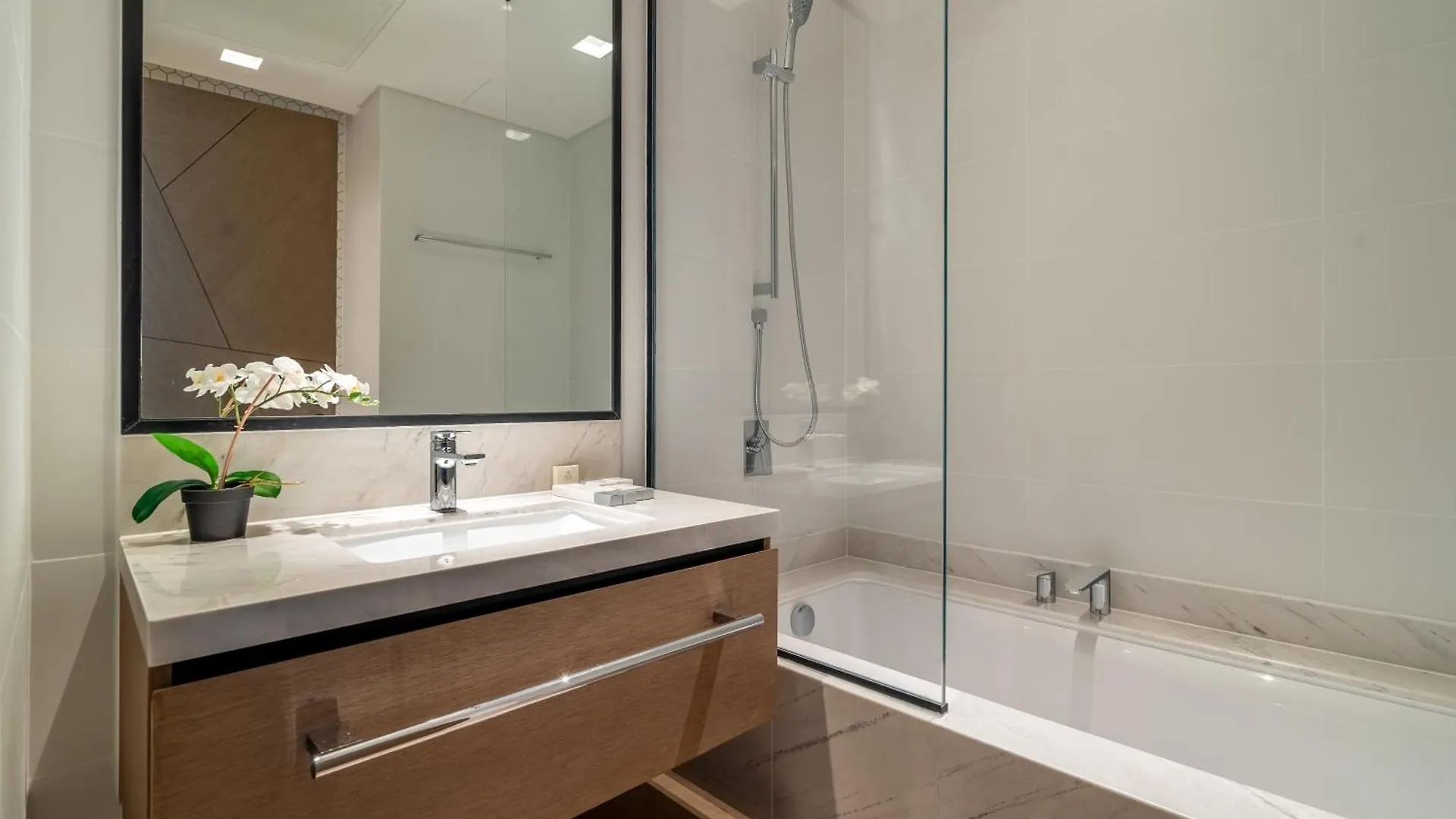 Luxury 2Br Flat In Palace Residence Dubai 0*,  United Arab Emirates
